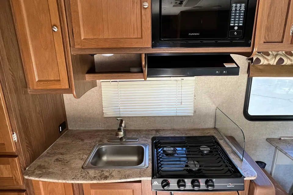 2017 Coachmen Leprechaun — 26ft Class C RV Rental (Sleeps 7)