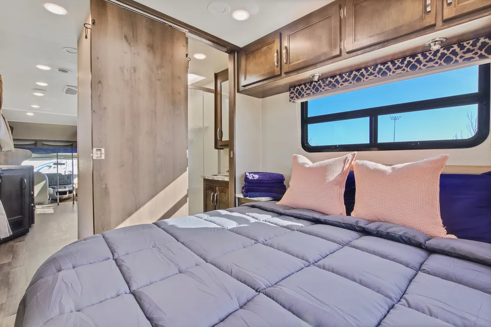 Lux Jayco Redhawk Class C- In Mint Condition