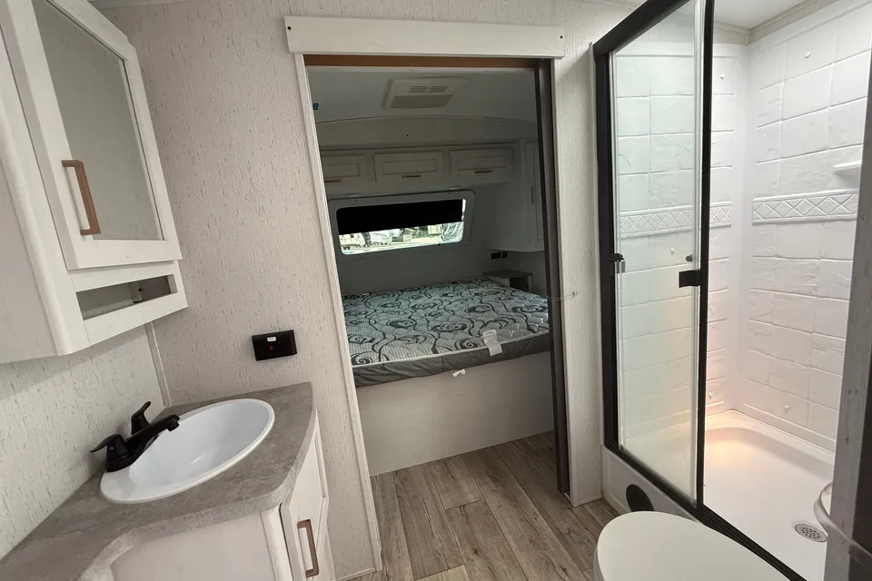 Barefoot Nation Rentals Astoria 2903BH Travel Trailer