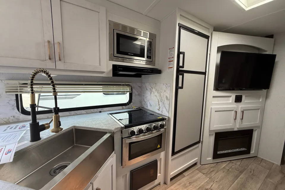 Barefoot Nation Rentals Astoria 2903BH Travel Trailer