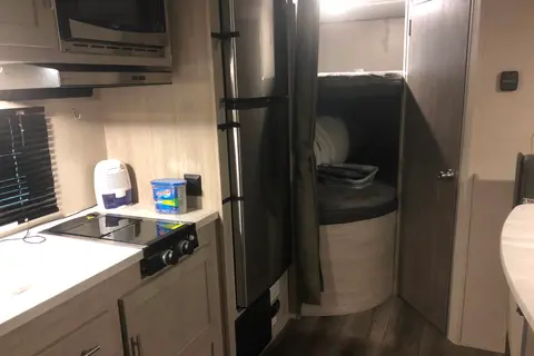 Reds Coachmen Catalina Summit Series 7 184BHS Travel Trailer