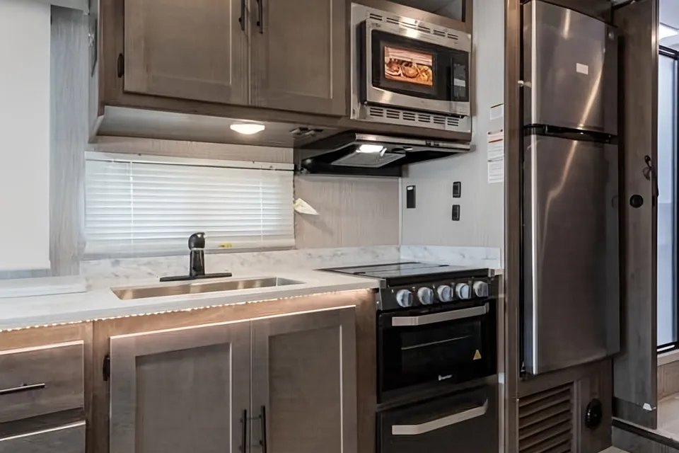 C16 2022 Luxury Leprechaun - STARLINK WiFi Equipped Sleep 8 - 2 Slide Outs - Private MasterSuite