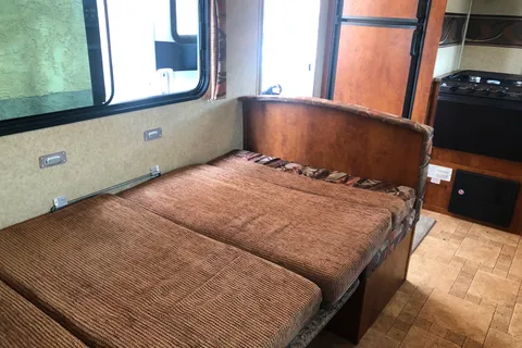 YAN SCHULTZ 's Skyline SELECT260 Travel Trailer