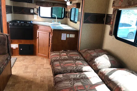 YAN SCHULTZ 's Skyline SELECT260 Travel Trailer