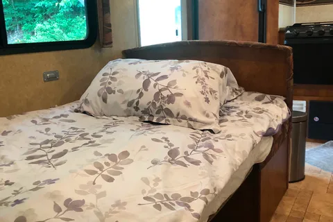 YAN SCHULTZ 's Skyline SELECT260 Travel Trailer