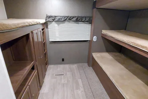 Fireside's Heartland Prowler Lynx 35' 31LX Bunkhouse