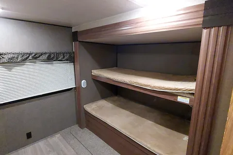 Fireside's Heartland Prowler Lynx 35' 31LX Bunkhouse