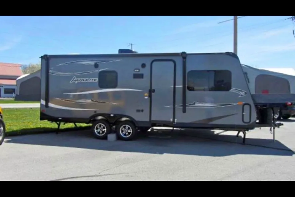 Snyder’s Dutchmen Areolite 224ES Hybrid