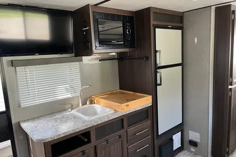 Al's Crossroads Zinger Travel Trailer