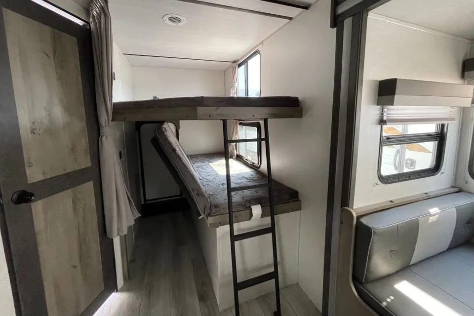 UNICORN Forest River Surveyor Legend Travel Trailer