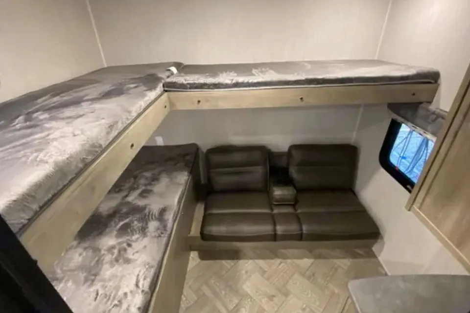 Jacob's Palomino 28BHSS PUMA Travel Trailer
