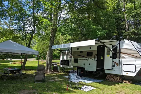 The Campbell's Starcraft 26BHS Travel Trailer