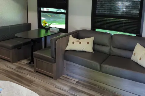 The Campbell's Starcraft 26BHS Travel Trailer