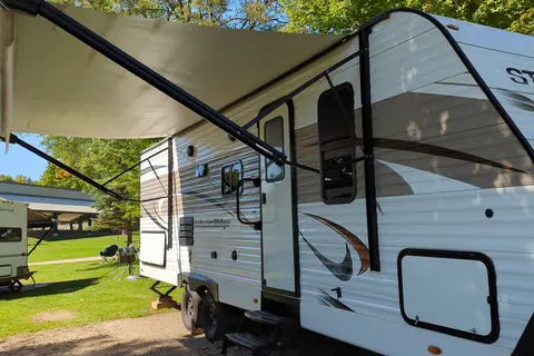 The Campbell's Starcraft 26BHS Travel Trailer