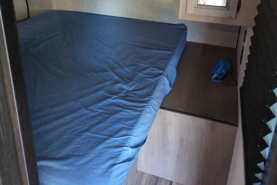 The Campbell's Starcraft 26BHS Travel Trailer