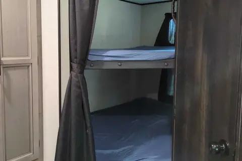 The Campbell's Starcraft 26BHS Travel Trailer