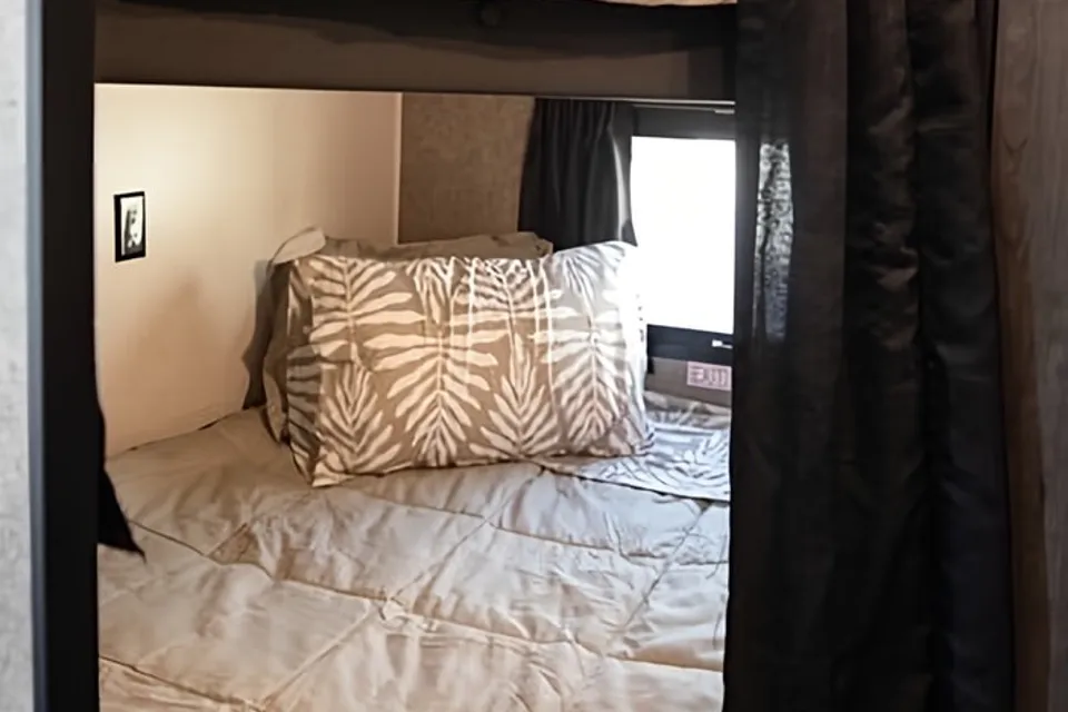 Clean & Fully Equipped Family Bunkhouse – Easy Setup Starcraft 26BH