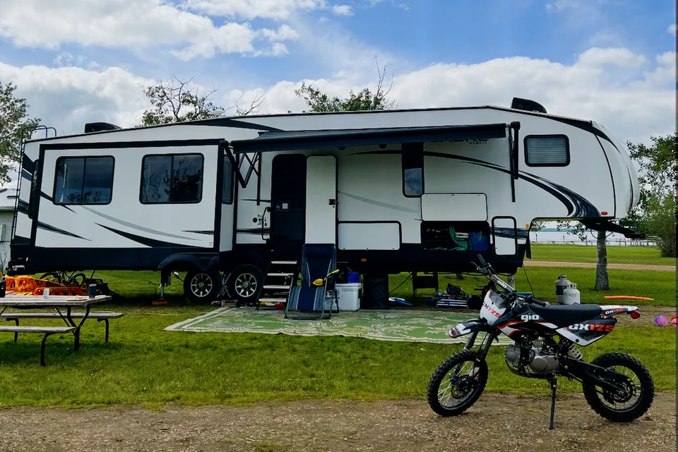 CRT’s Immaculate Sabre 38BHS Fifth Wheel