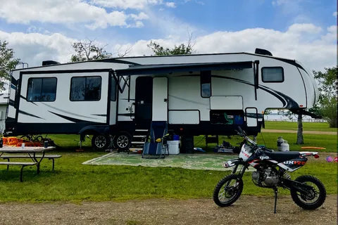CRT’s Immaculate Sabre 38BHS Fifth Wheel