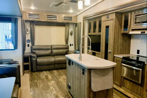 CRT’s Immaculate Sabre 38BHS Fifth Wheel