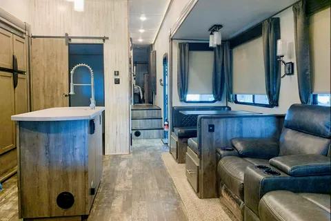 CRT’s Immaculate Sabre 38BHS Fifth Wheel