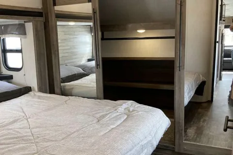 CRT’s Immaculate Sabre 38BHS Fifth Wheel
