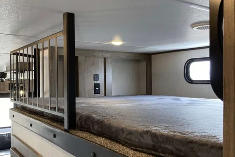 CRT’s Immaculate Sabre 38BHS Fifth Wheel