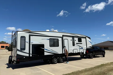 Arctic Wolf 38ft Fifth Wheel