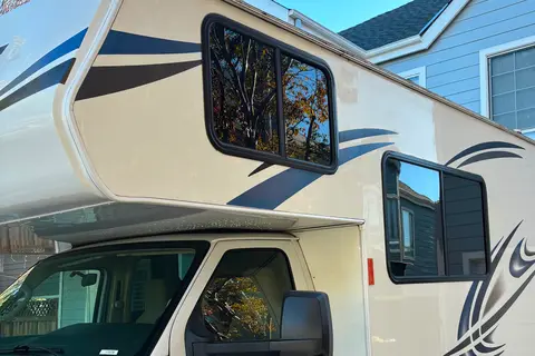 Mint 2019 Gulf Stream Conquest Class C