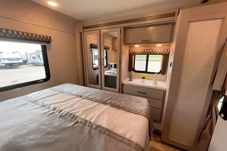 WiFi - LUXURIOUS - Sleeps 7 - Fits in State Parks