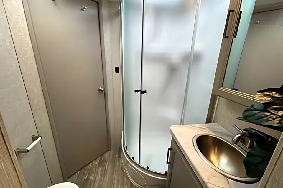 WiFi - LUXURIOUS - Sleeps 7 - Fits in State Parks