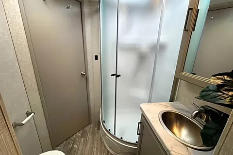 WiFi - LUXURIOUS - Sleeps 7 - Fits in State Parks