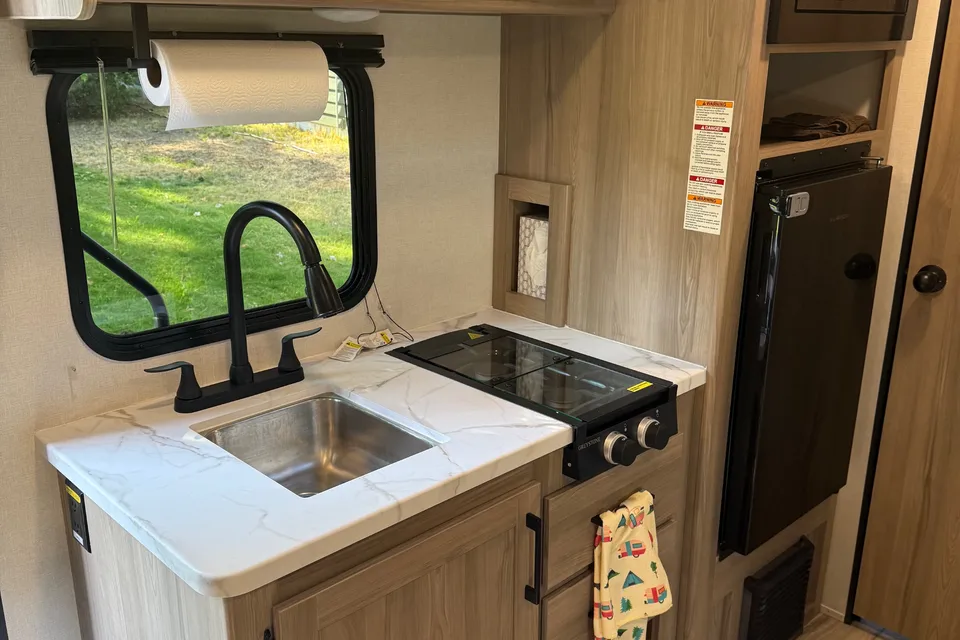 Super-Lightweight 2025 Coleman Light 17BX • Sleeps 5 • Delivery Available • Pet-Friendly