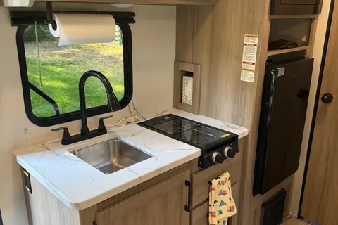 Super-Lightweight 2025 Coleman Light 17BX • Sleeps 5 • Delivery Available • Pet-Friendly