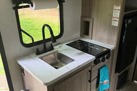 Super-Lightweight 2025 Coleman Light 17BX • Sleeps 5 • Delivery Available • Pet-Friendly