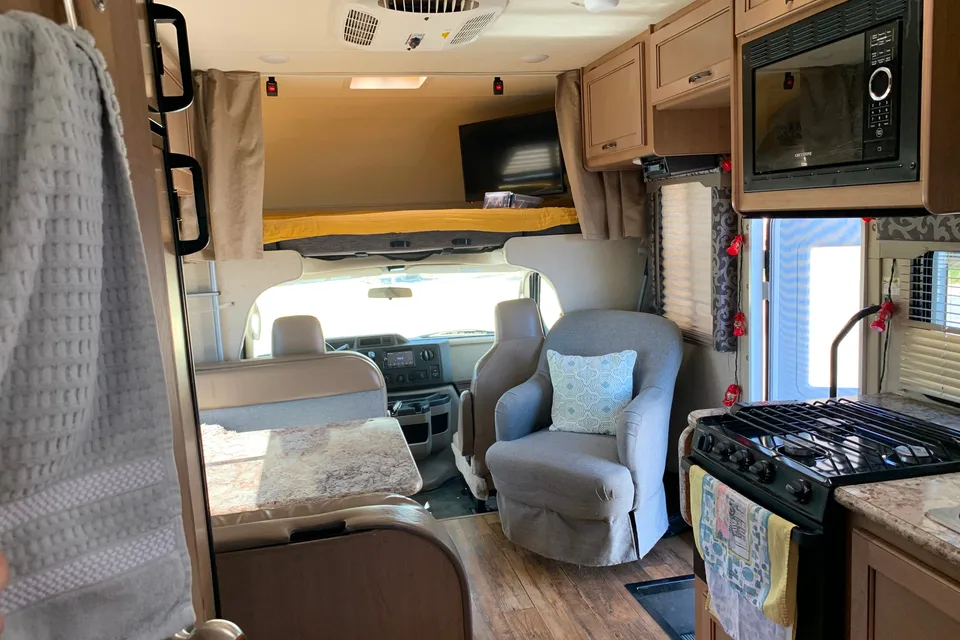 Angie and Eddie's THOR 4 WINDS Class C