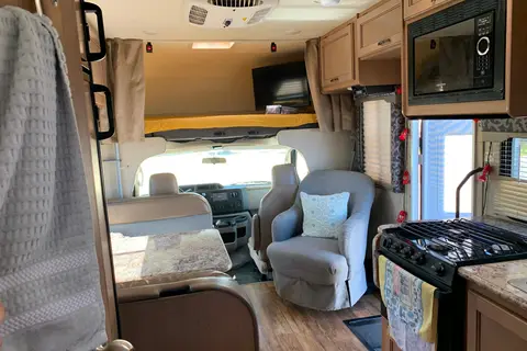 Angie and Eddie's THOR 4 WINDS Class C