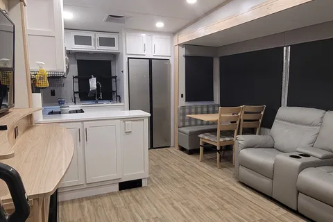 Pruitt's Alliance RV Avenue Fifth Wheel