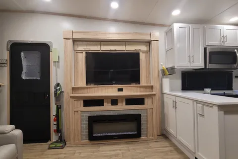 Pruitt's Alliance RV Avenue Fifth Wheel