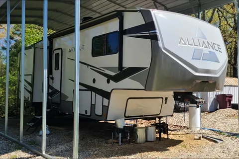 Pruitt's Alliance RV Avenue Fifth Wheel