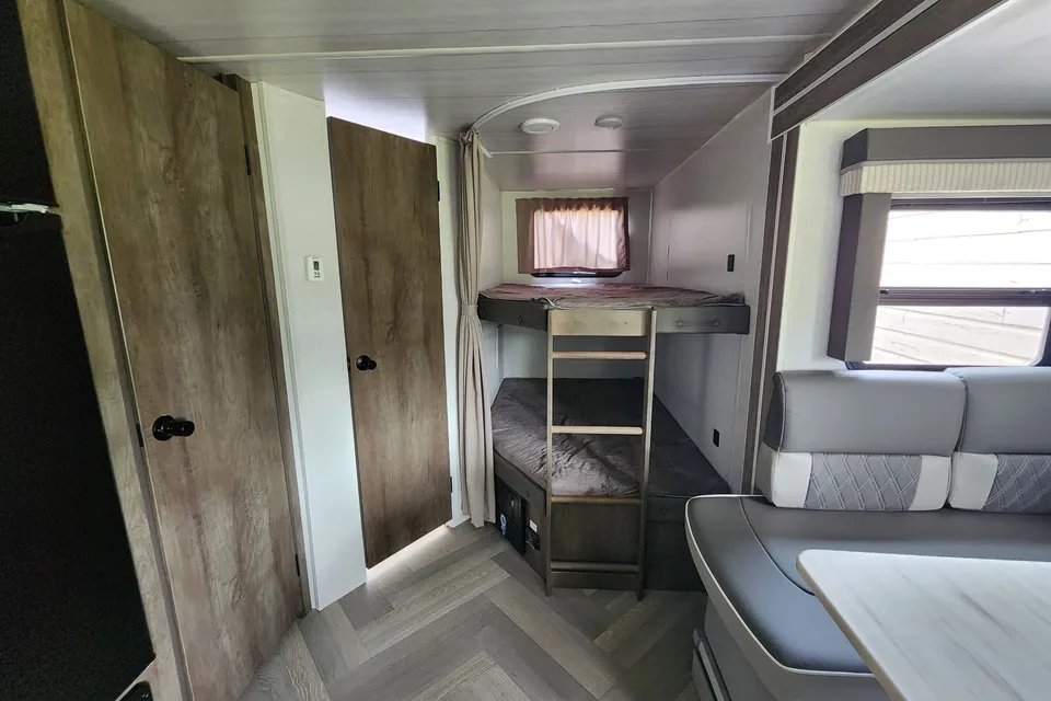 FULLY Fully STOCKED!! 2022 Wildwood Xlite,,Delivery available.
