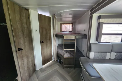 FULLY Fully STOCKED!! 2022 Wildwood Xlite,,Delivery available.
