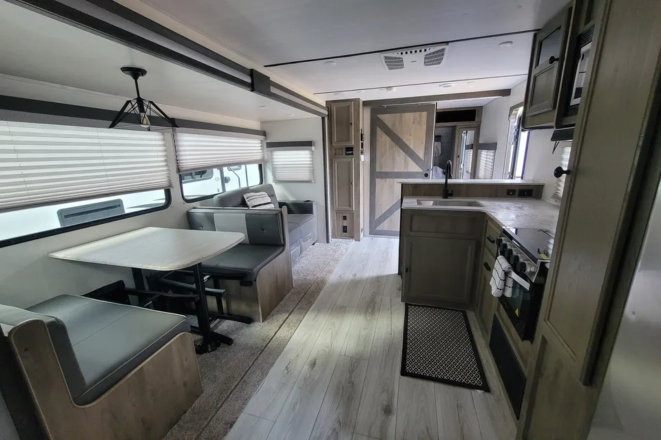 "Lewis & Clark" Sleeps 8 Memory Foam 1BR + Bunks w/ 2 Doors