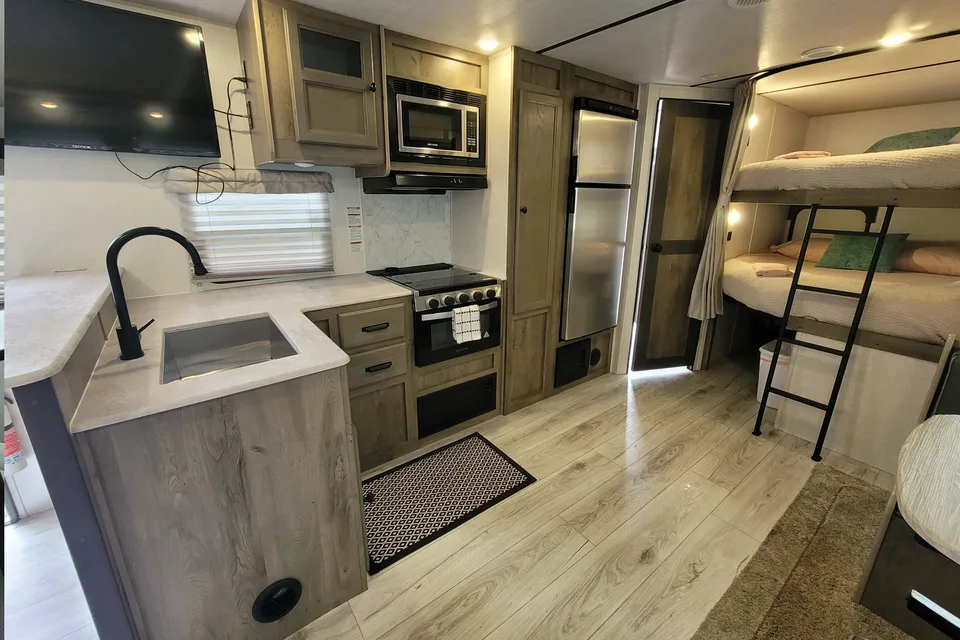 "Lewis & Clark" Sleeps 8 Memory Foam 1BR + Bunks w/ 2 Doors