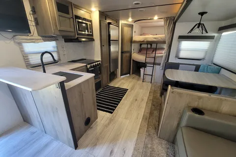 "Lewis & Clark" Sleeps 8 Memory Foam 1BR + Bunks w/ 2 Doors