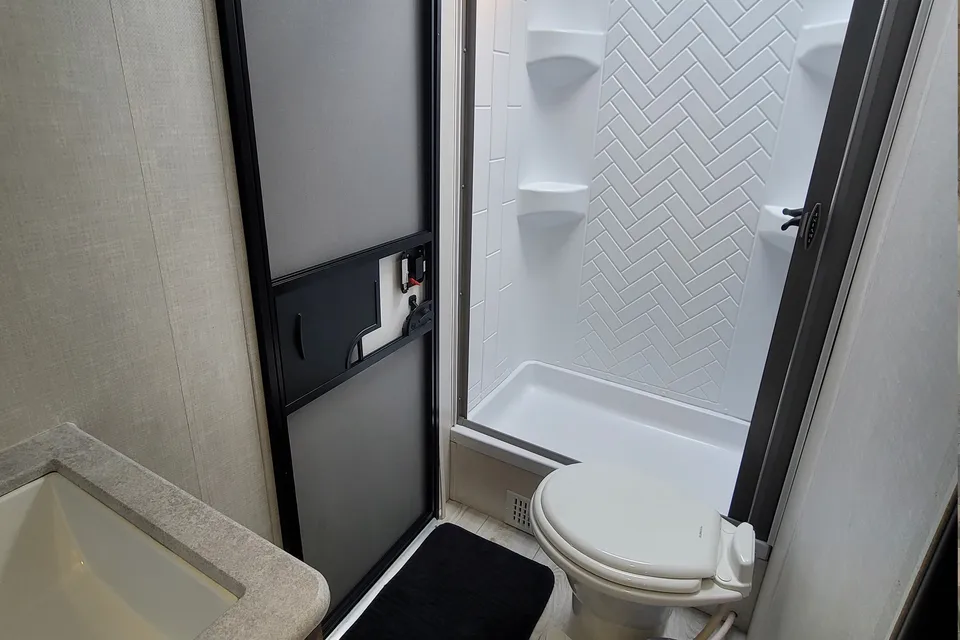 "Lewis & Clark" Sleeps 8 Memory Foam 1BR + Bunks w/ 2 Doors