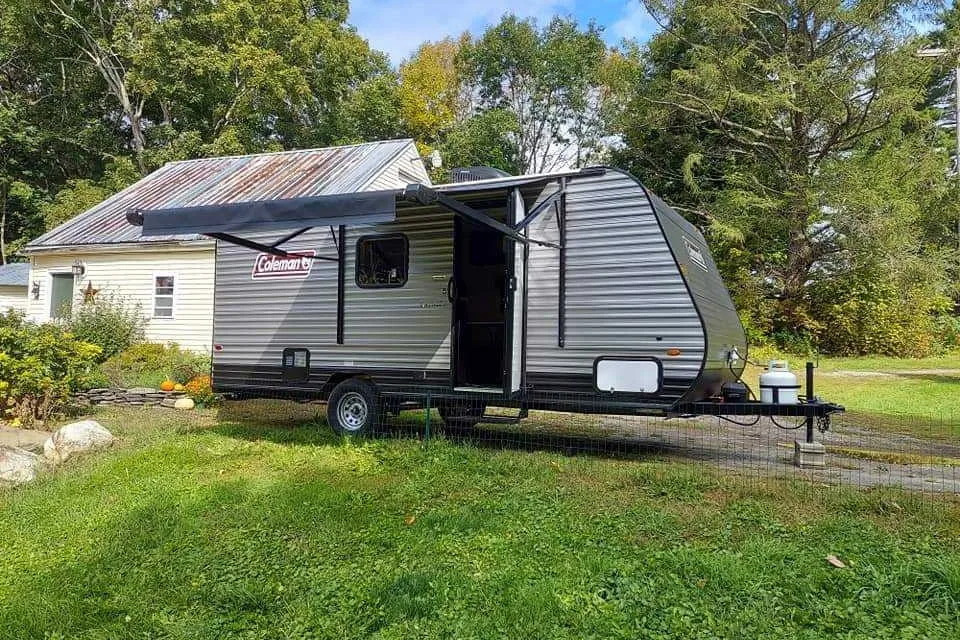 William's Coleman Lantern 17b Travel Trailer