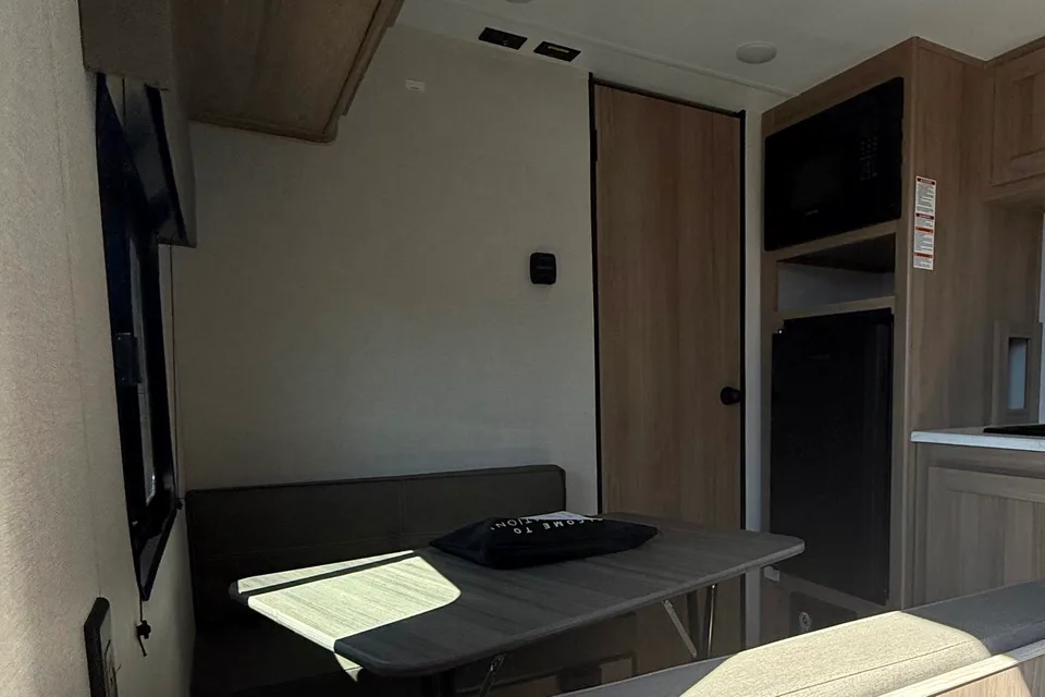 Glamp&Go – Brand New Coleman RV trailer, light and easy to tow