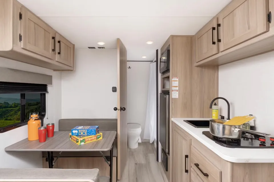 Glamp&Go – Brand New Coleman RV trailer, light and easy to tow