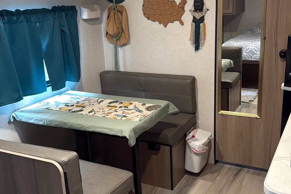 Glamp&Go – Brand New Coleman RV trailer, light and easy to tow